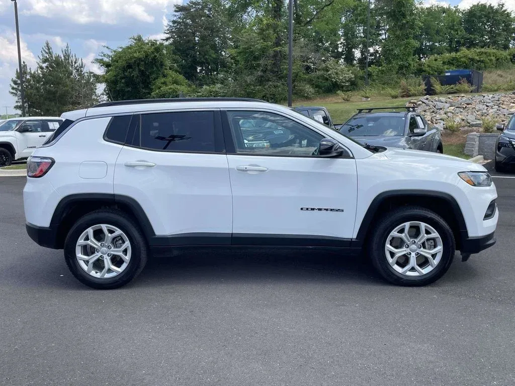 2024 Jeep Compass Latitude thumbnail 2