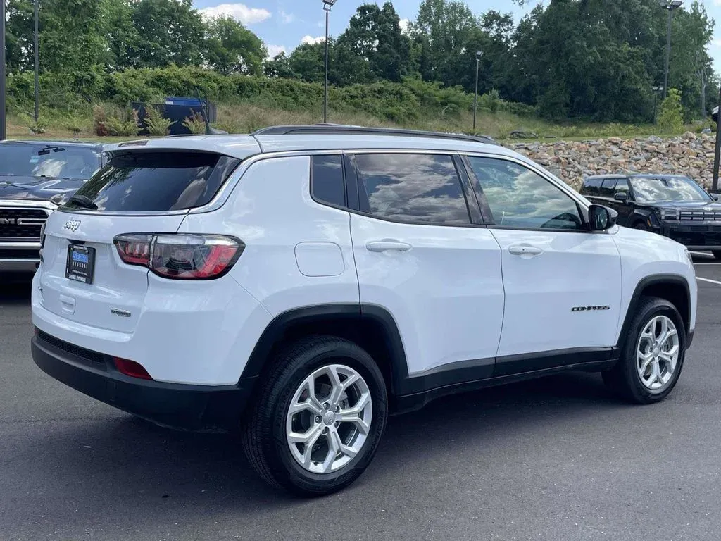 2024 Jeep Compass Latitude thumbnail 3