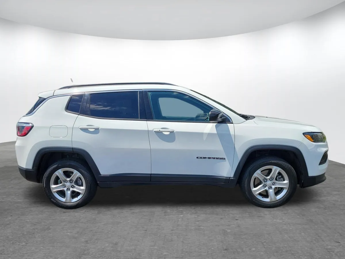 2024 Jeep Compass Latitude thumbnail 2