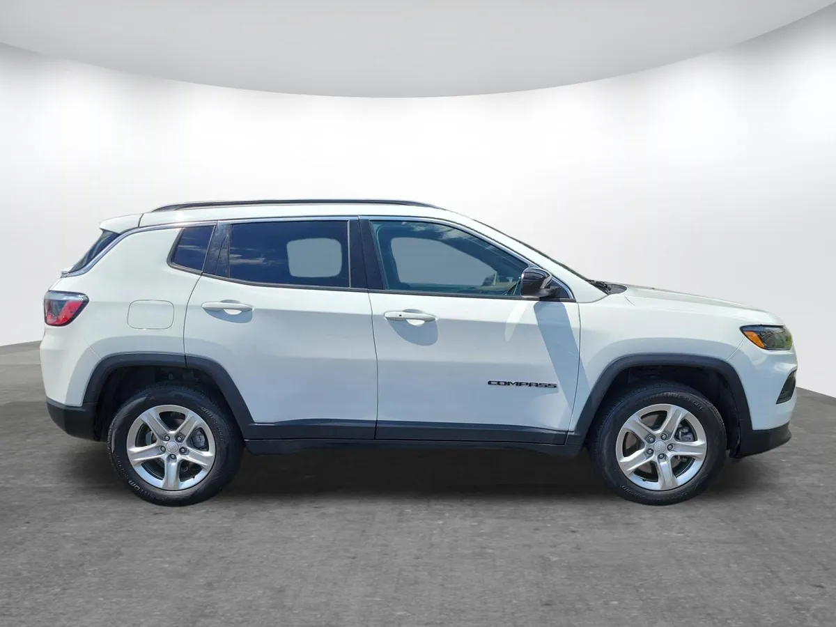 2024 Jeep Compass Latitude thumbnail 22
