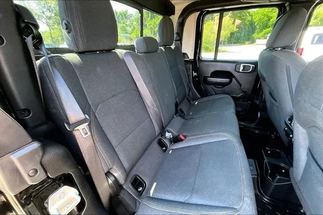 2024 Jeep Gladiator Sport S thumbnail 19