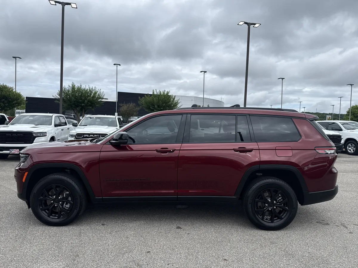 2024 Jeep Grand Cherokee L Altitude thumbnail 4