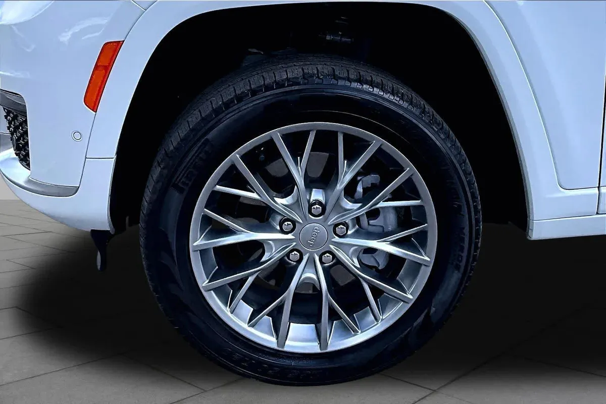 2024 Jeep Grand Cherokee L Summit thumbnail 11