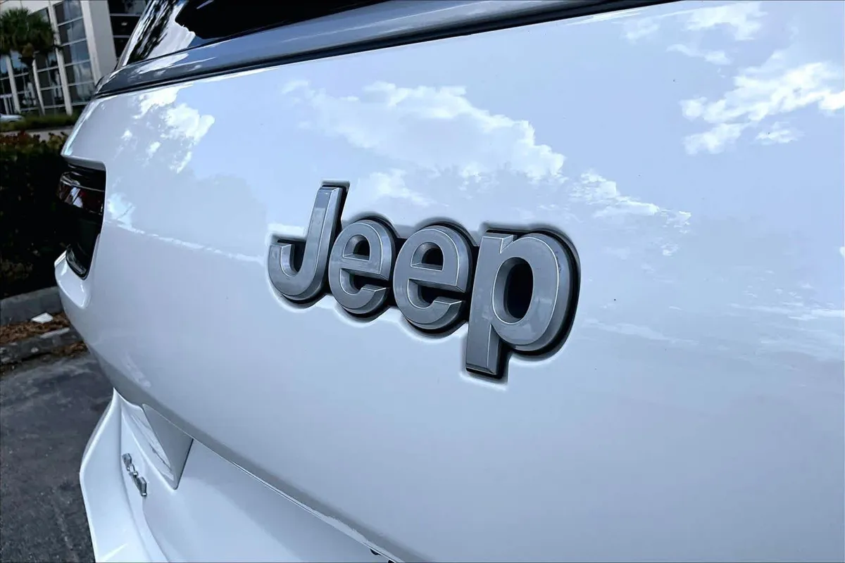 2024 Jeep Grand Cherokee L Summit thumbnail 31