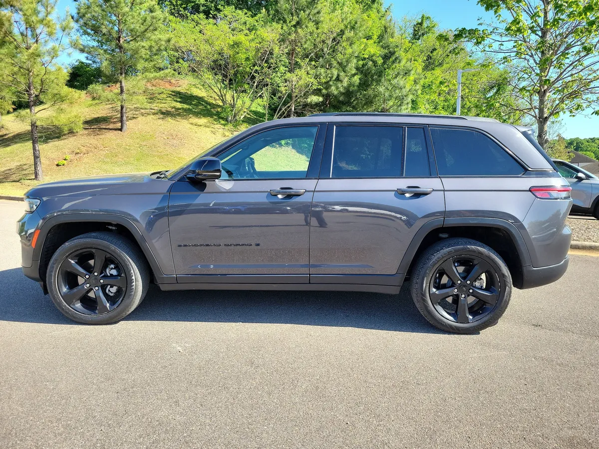 2024 Jeep Grand Cherokee Laredo thumbnail 2