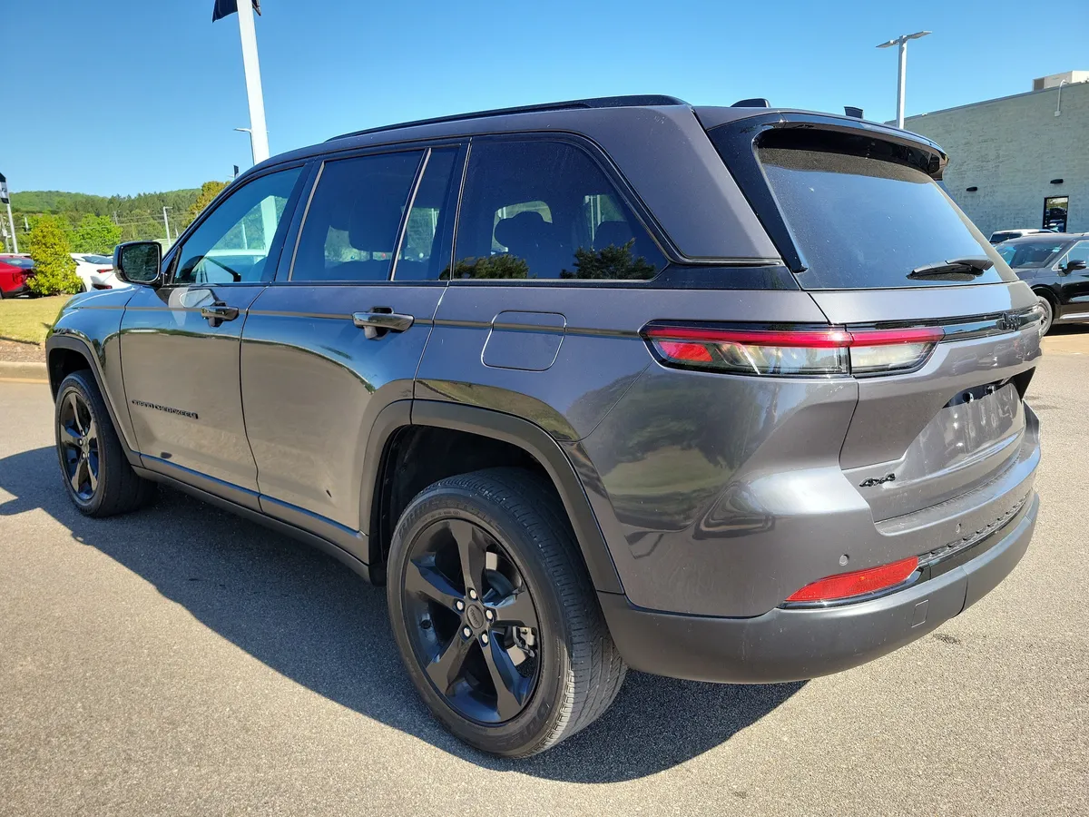 2024 Jeep Grand Cherokee Laredo thumbnail 3