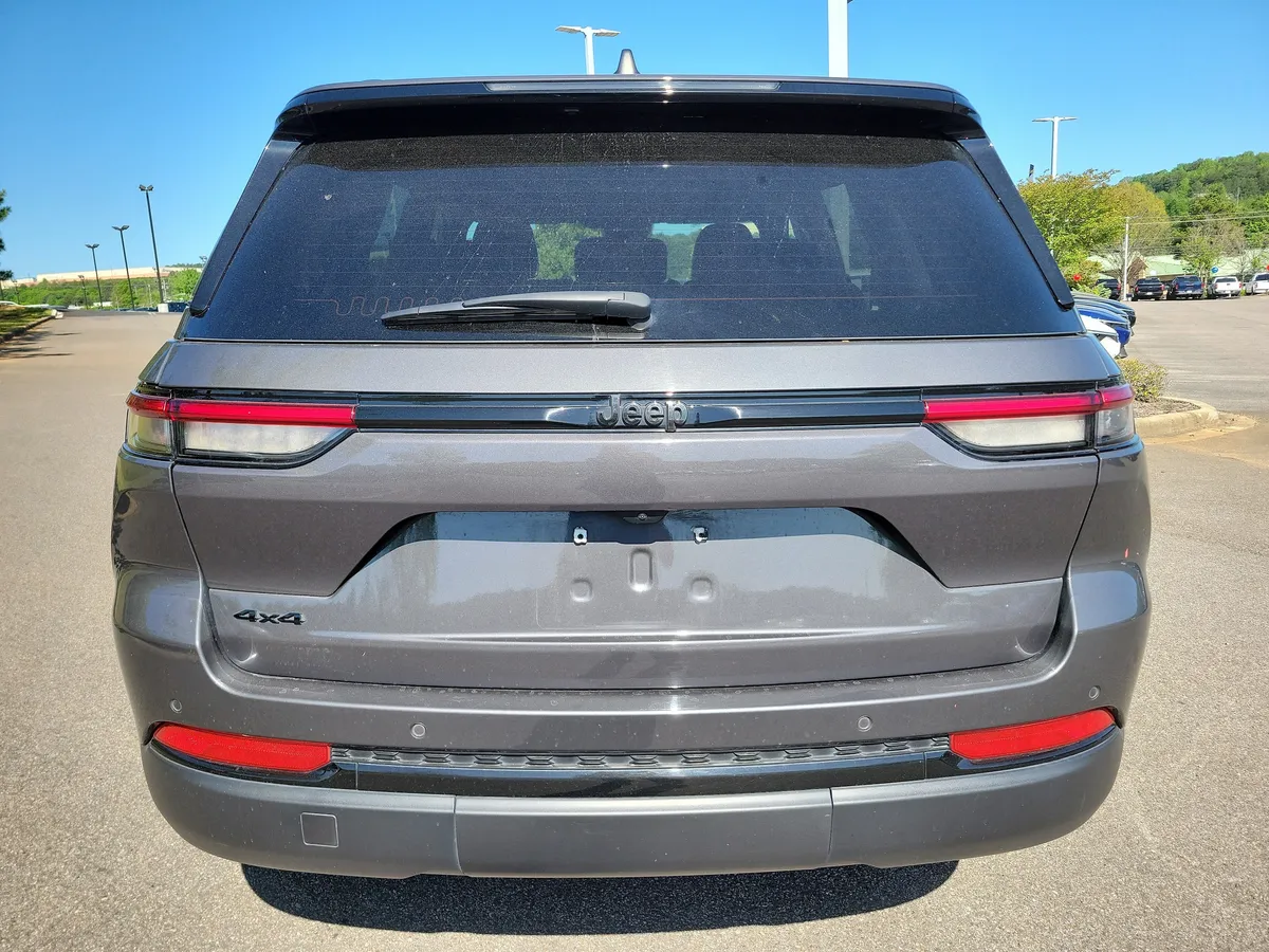 2024 Jeep Grand Cherokee Laredo thumbnail 4