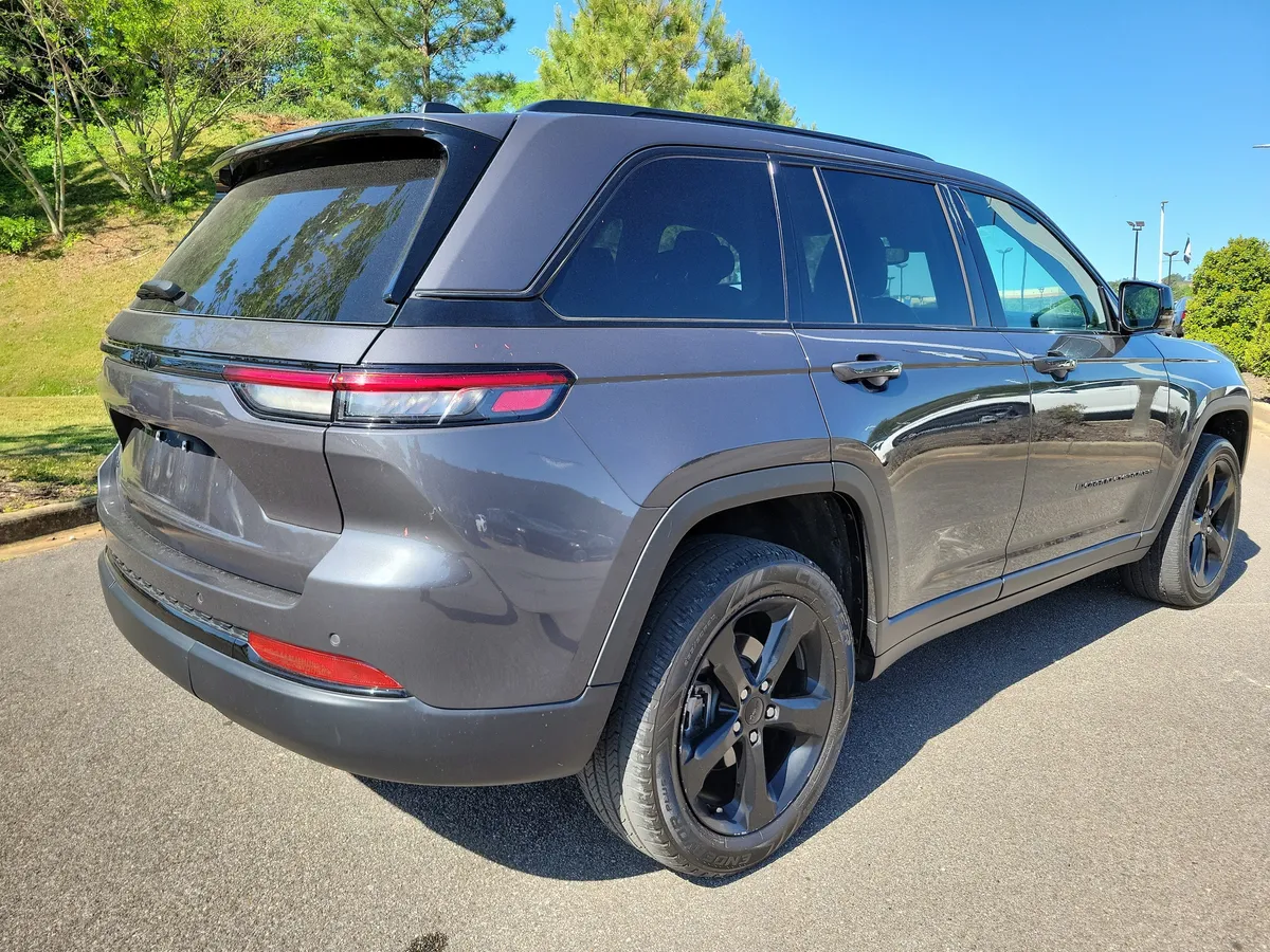 2024 Jeep Grand Cherokee Laredo thumbnail 5