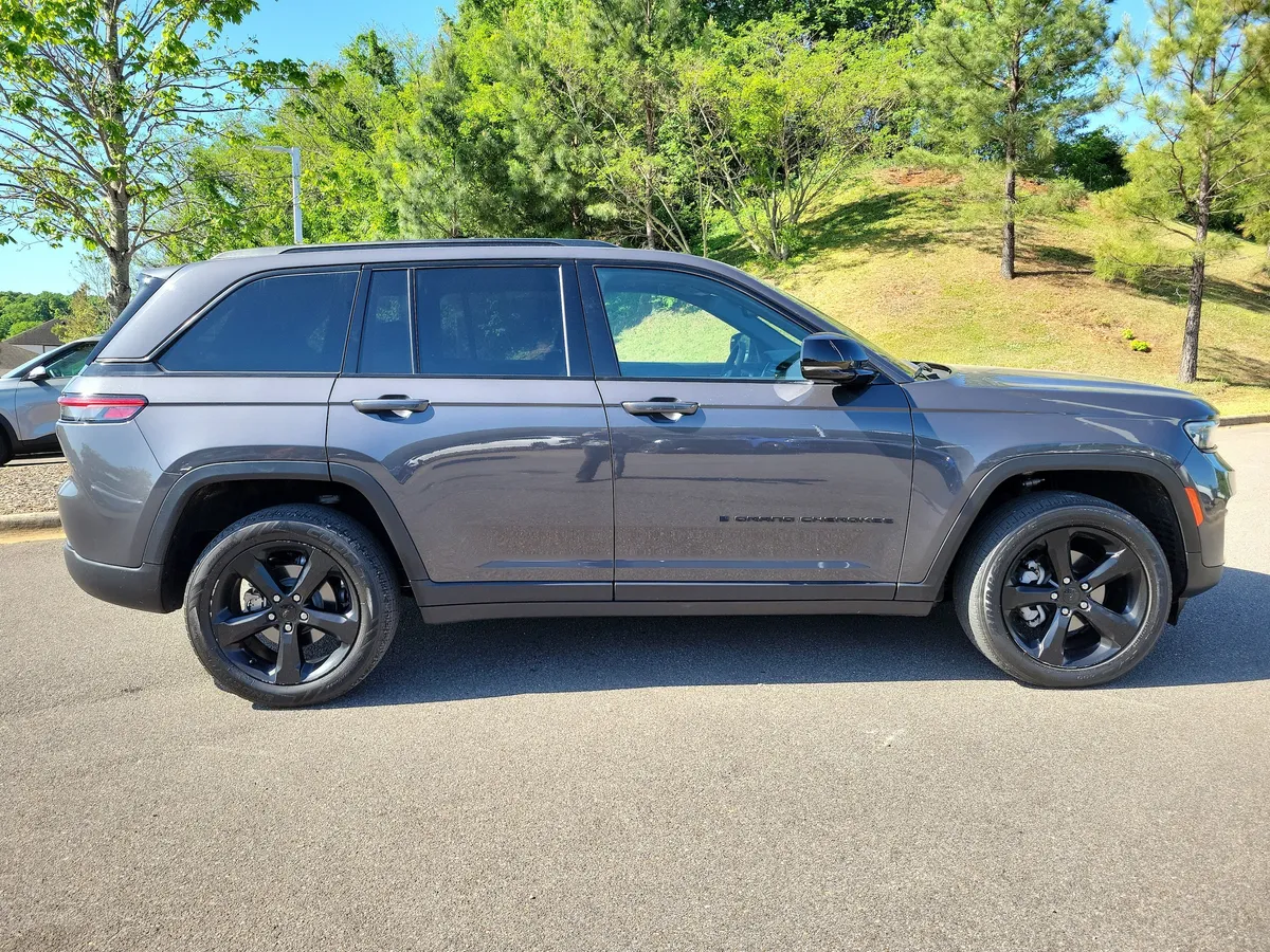 2024 Jeep Grand Cherokee Laredo thumbnail 6