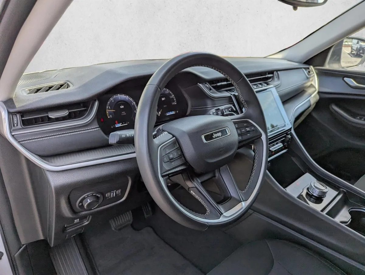2024 Jeep Grand Cherokee Laredo thumbnail 11
