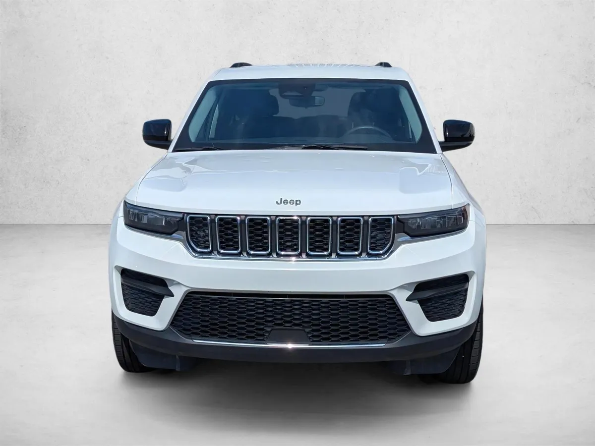 2024 Jeep Grand Cherokee Laredo thumbnail 2