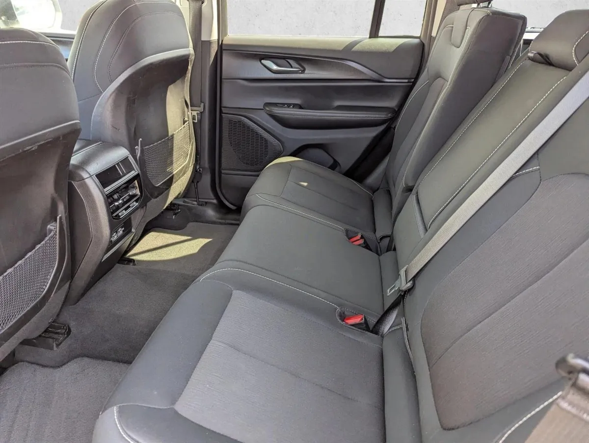 2024 Jeep Grand Cherokee Laredo thumbnail 23