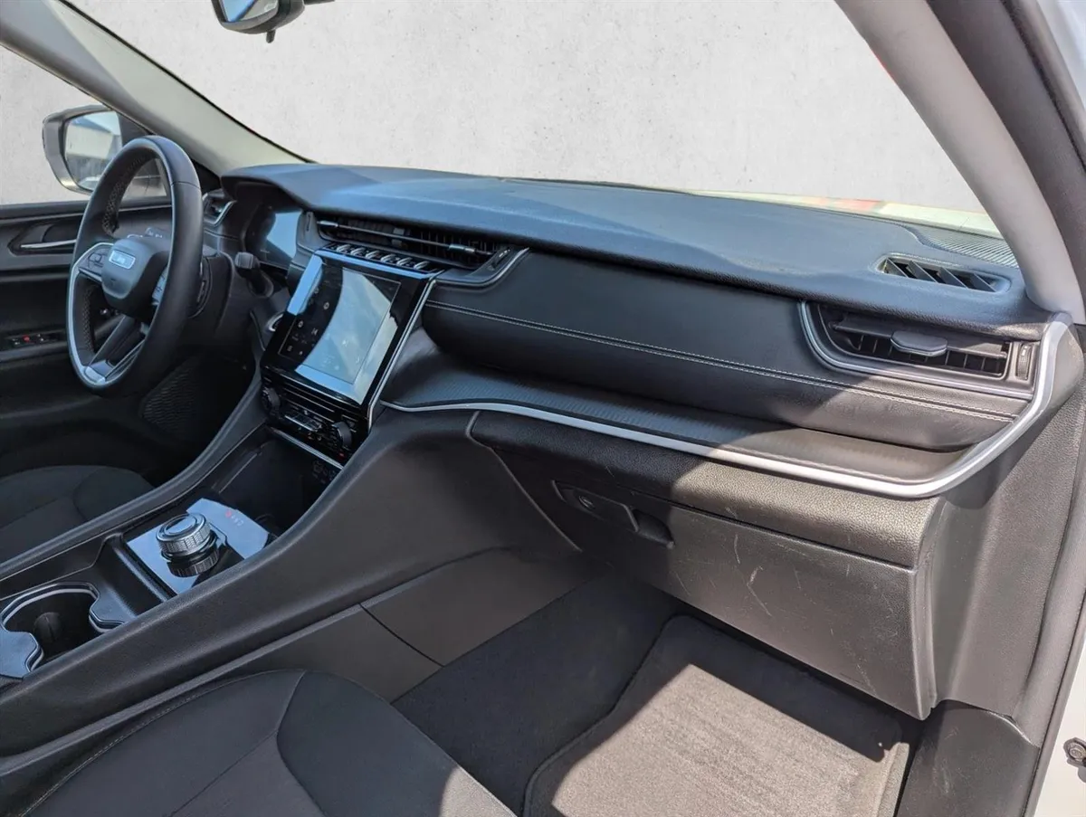 2024 Jeep Grand Cherokee Laredo thumbnail 25