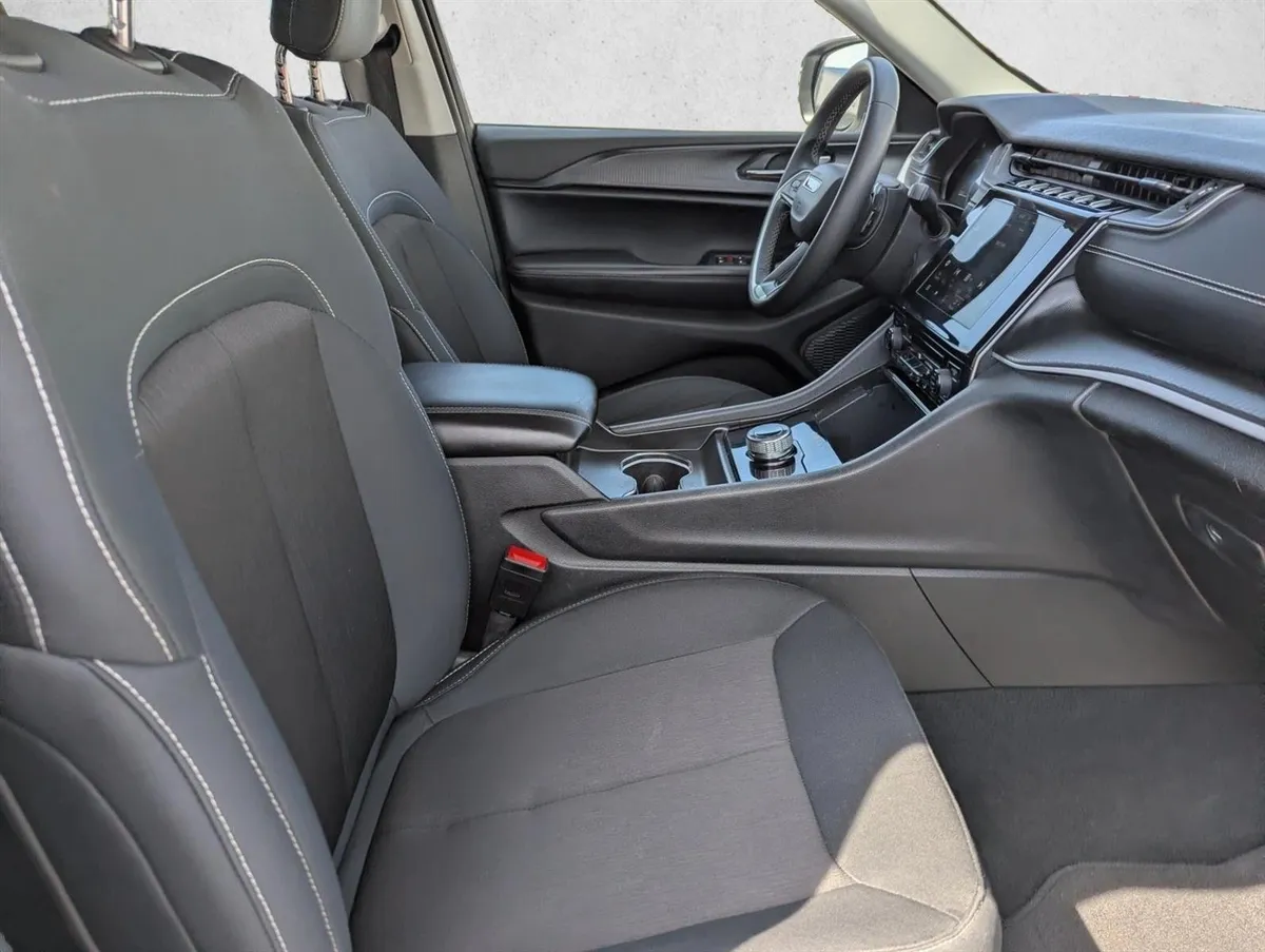 2024 Jeep Grand Cherokee Laredo thumbnail 26