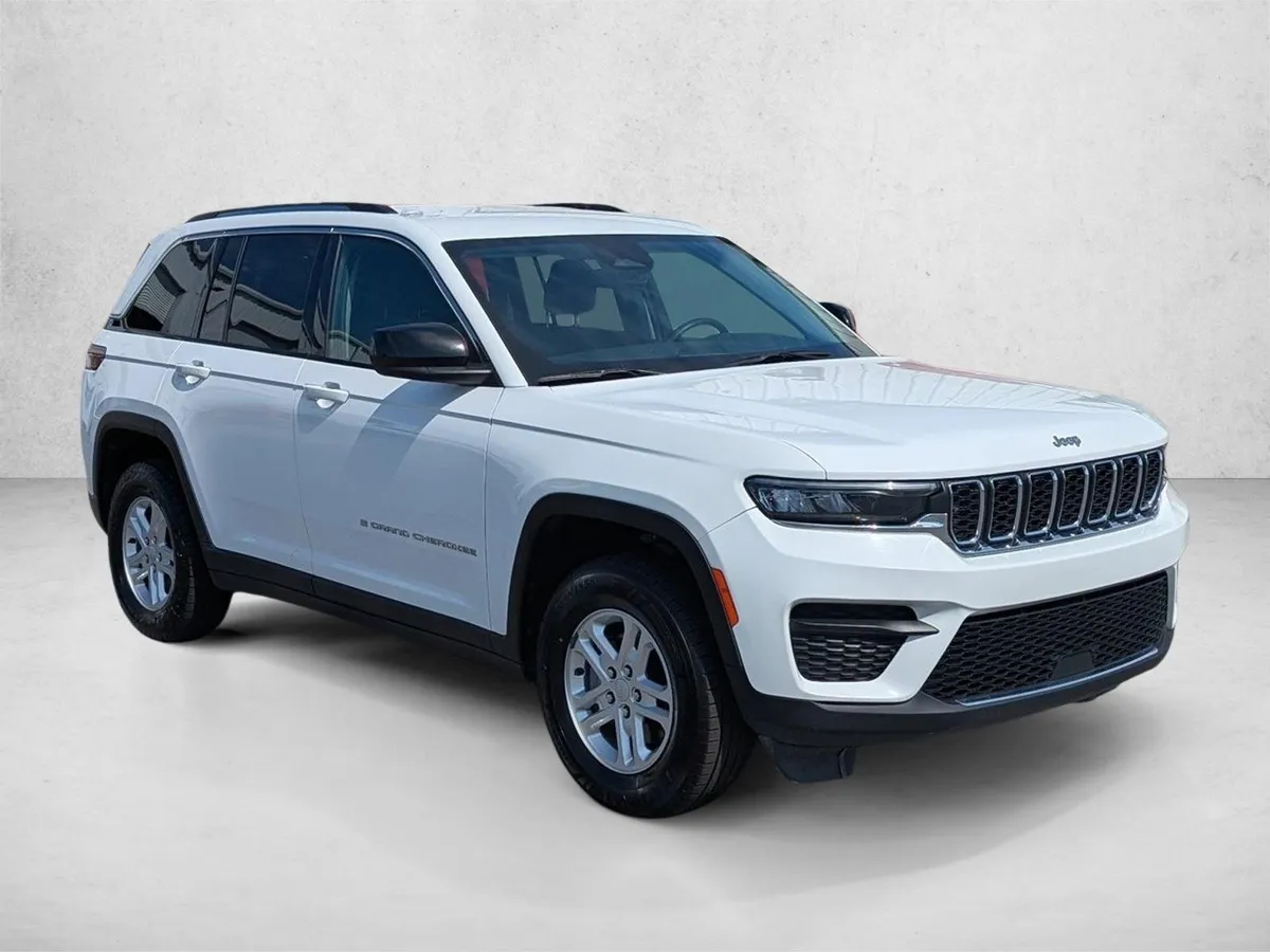 2024 Jeep Grand Cherokee Laredo thumbnail 3