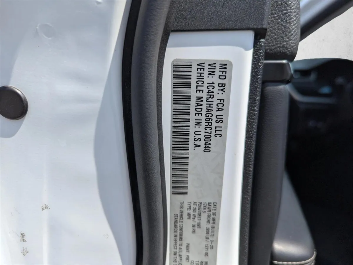 2024 Jeep Grand Cherokee Laredo thumbnail 30