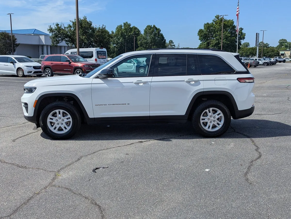 2024 Jeep Grand Cherokee Laredo thumbnail 8