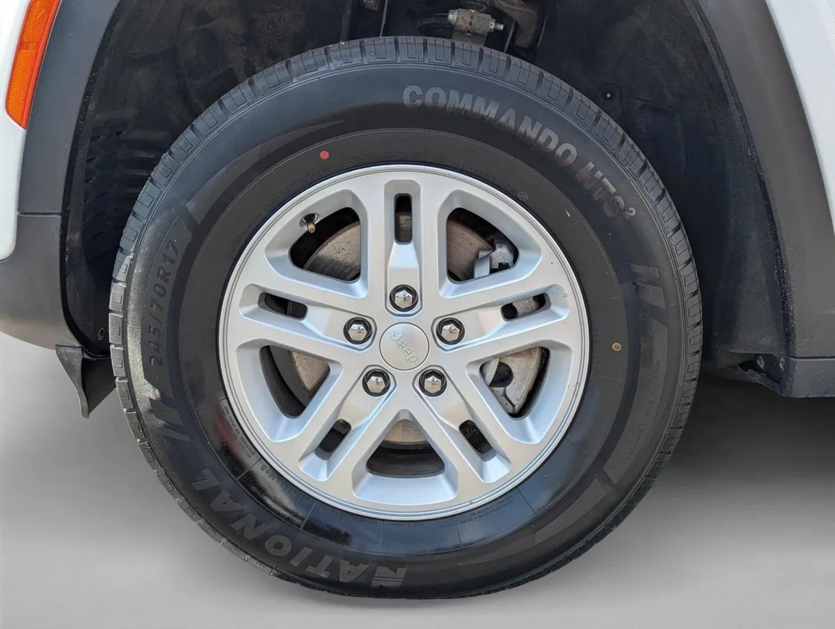 2024 Jeep Grand Cherokee Laredo thumbnail 9