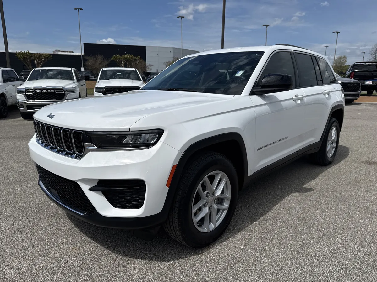 2024 Jeep Grand Cherokee Laredo X thumbnail 3