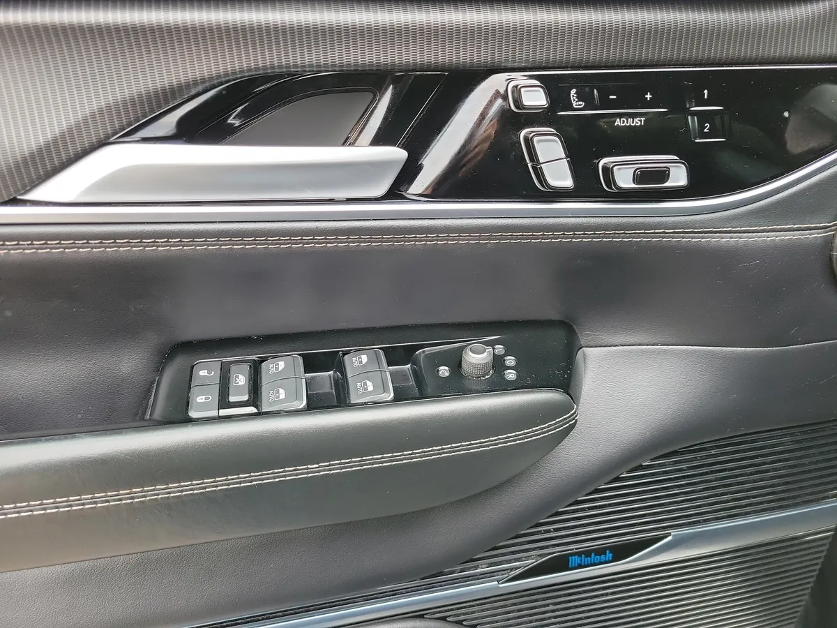 2024 Jeep Grand Wagoneer L Series II thumbnail 24