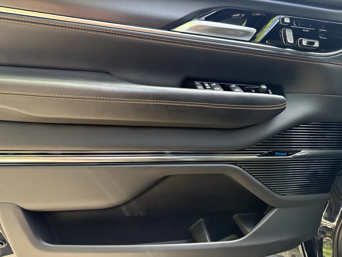 2024 Jeep Grand Wagoneer Series III Obsidian thumbnail 10