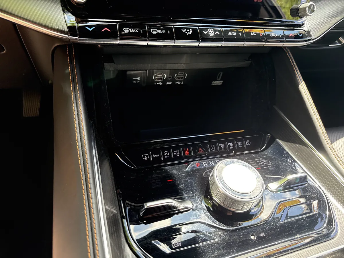 2024 Jeep Grand Wagoneer Series III Obsidian thumbnail 32