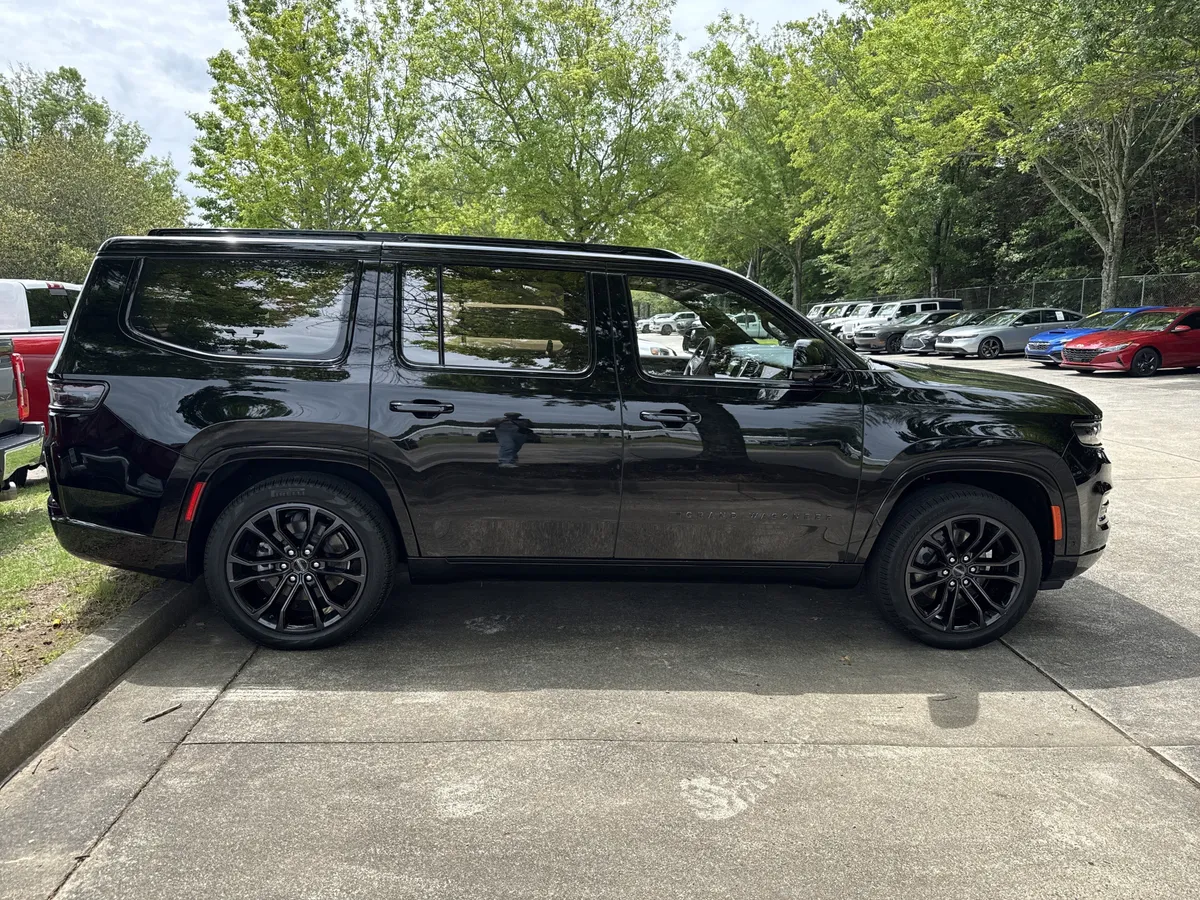 2024 Jeep Grand Wagoneer Series III Obsidian thumbnail 16