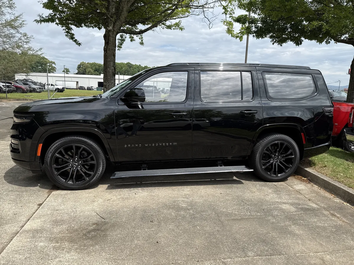 2024 Jeep Grand Wagoneer Series III Obsidian thumbnail 4