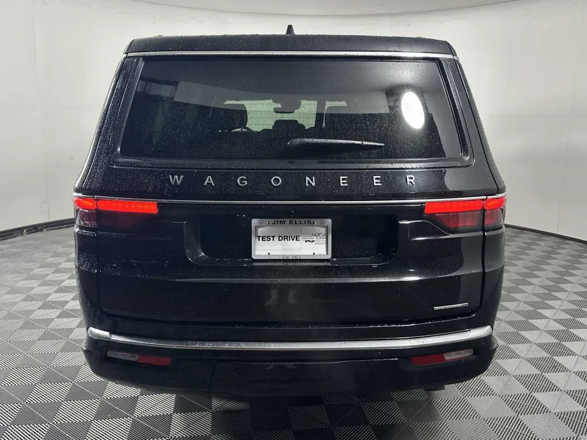 2024 Jeep Wagoneer L Series II thumbnail 11