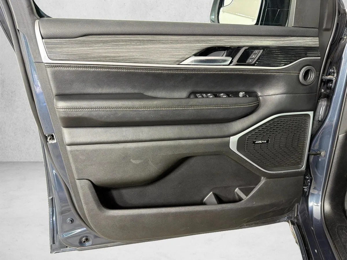 2024 Jeep Wagoneer L Series II thumbnail 11