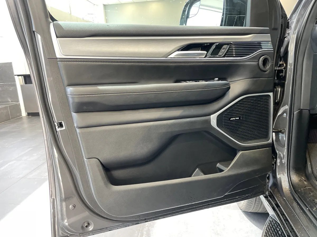2024 Jeep Wagoneer Series II Carbide thumbnail 12