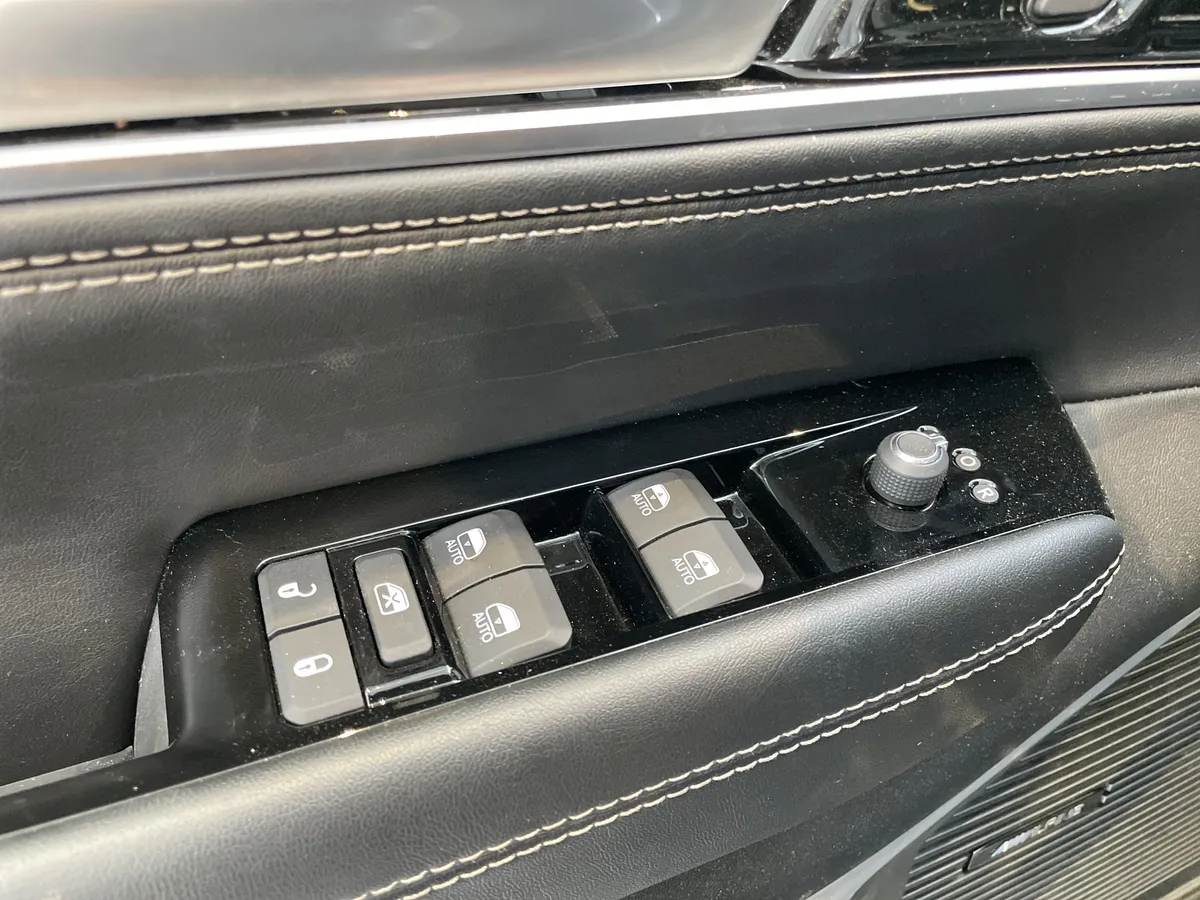 2024 Jeep Wagoneer Series II Carbide thumbnail 14