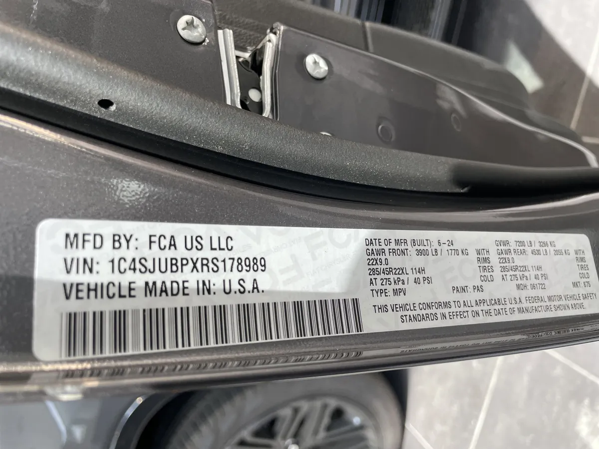 2024 Jeep Wagoneer Series II Carbide thumbnail 37