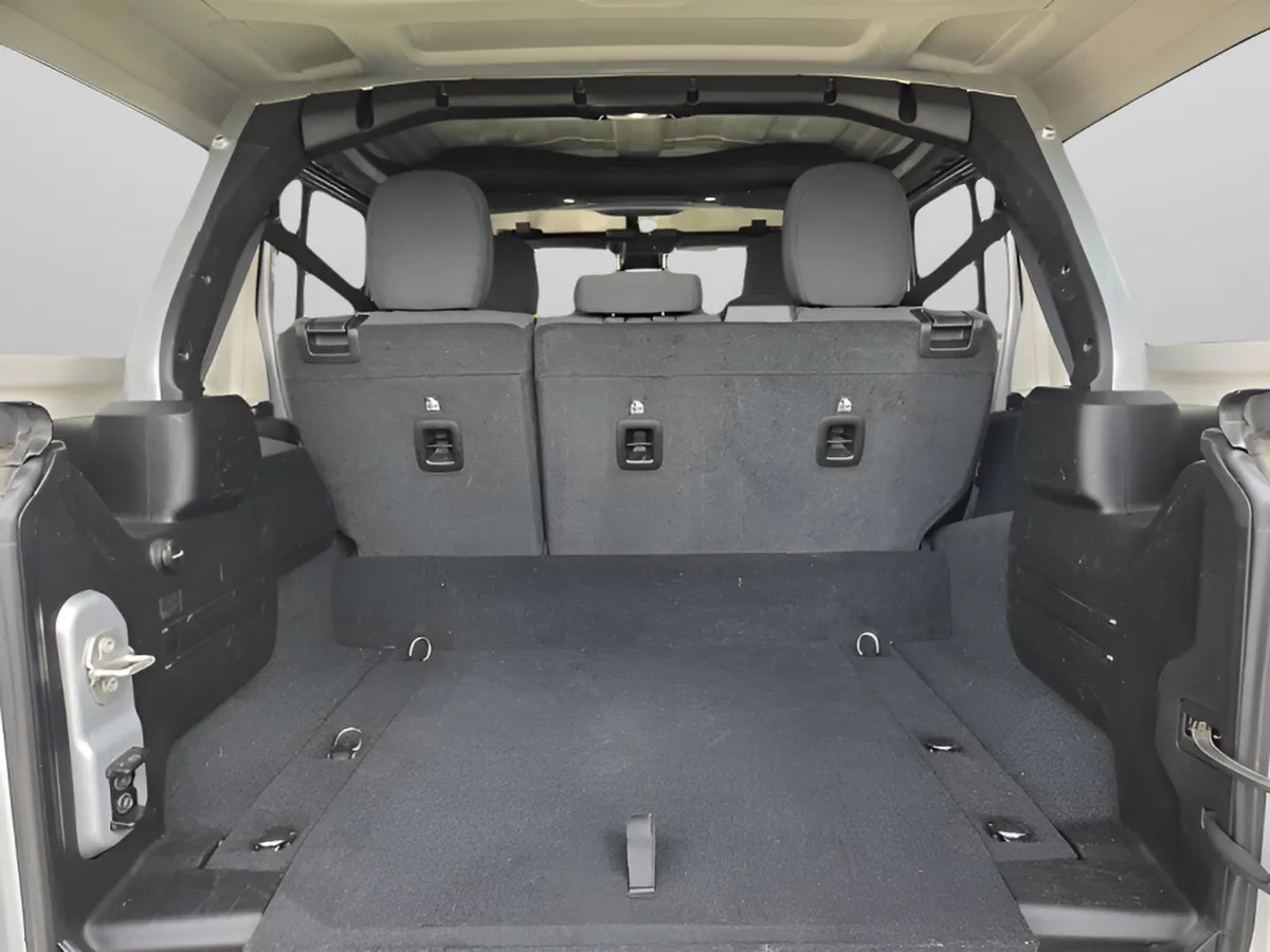 2024 Jeep Wrangler 4xe Sahara thumbnail 10