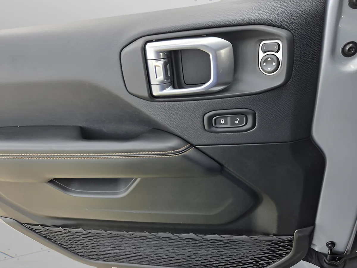 2024 Jeep Wrangler 4xe Sahara thumbnail 11