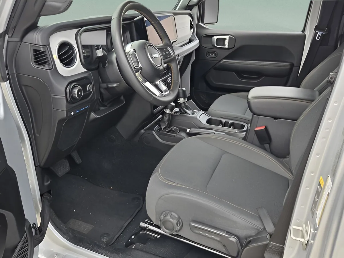 2024 Jeep Wrangler 4xe Sahara thumbnail 19