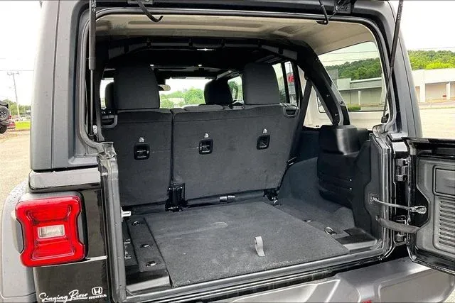 2024 Jeep Wrangler Rubicon thumbnail 29