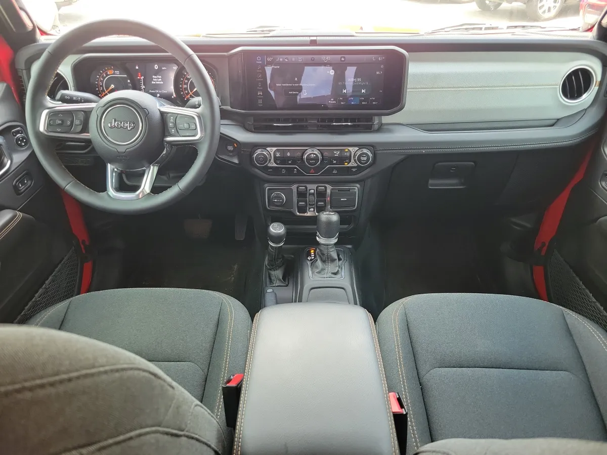 2024 Jeep Wrangler Sahara thumbnail 10