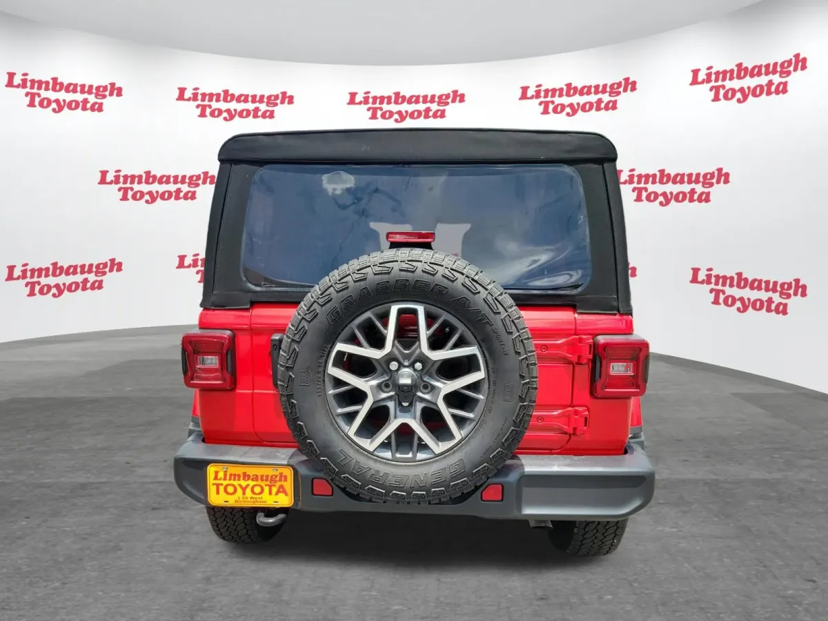 2024 Jeep Wrangler Sahara thumbnail 24