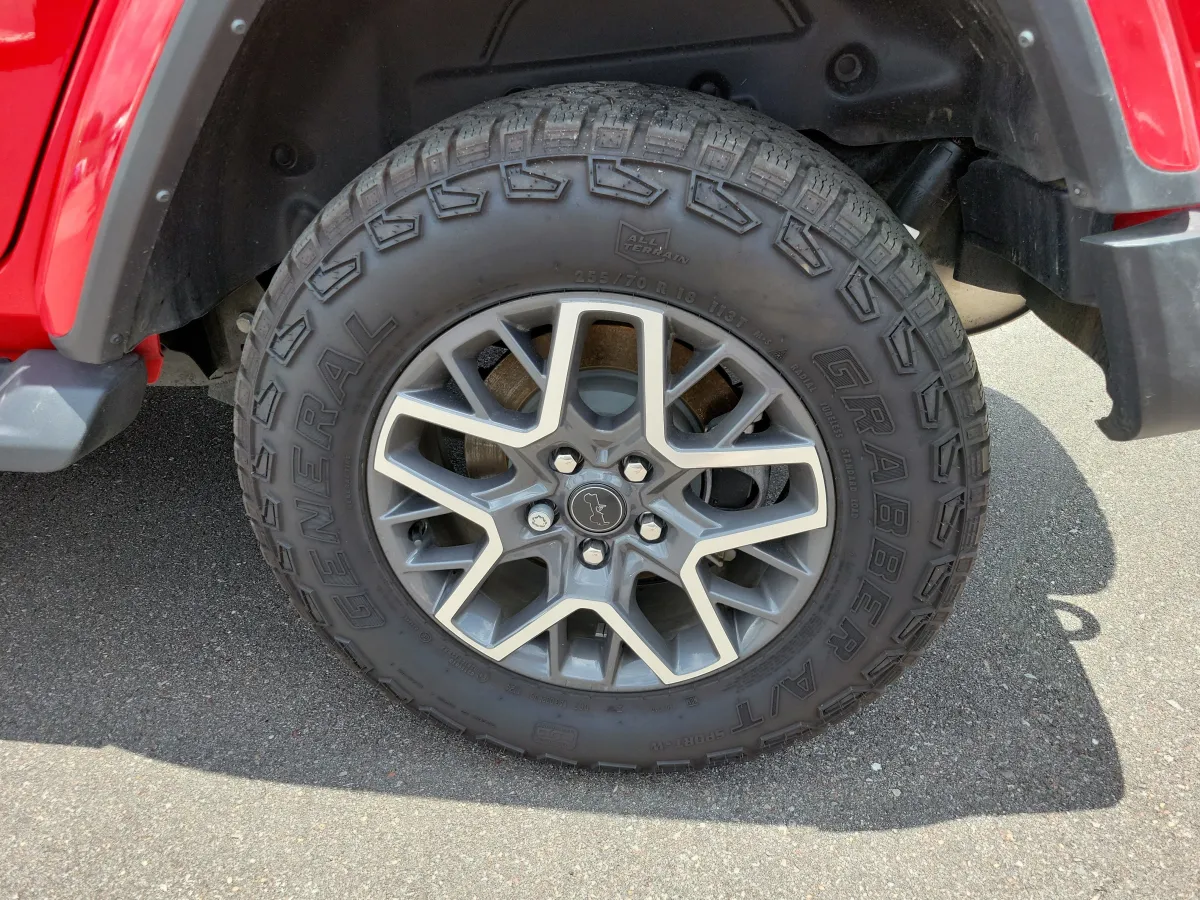 2024 Jeep Wrangler Sahara thumbnail 26