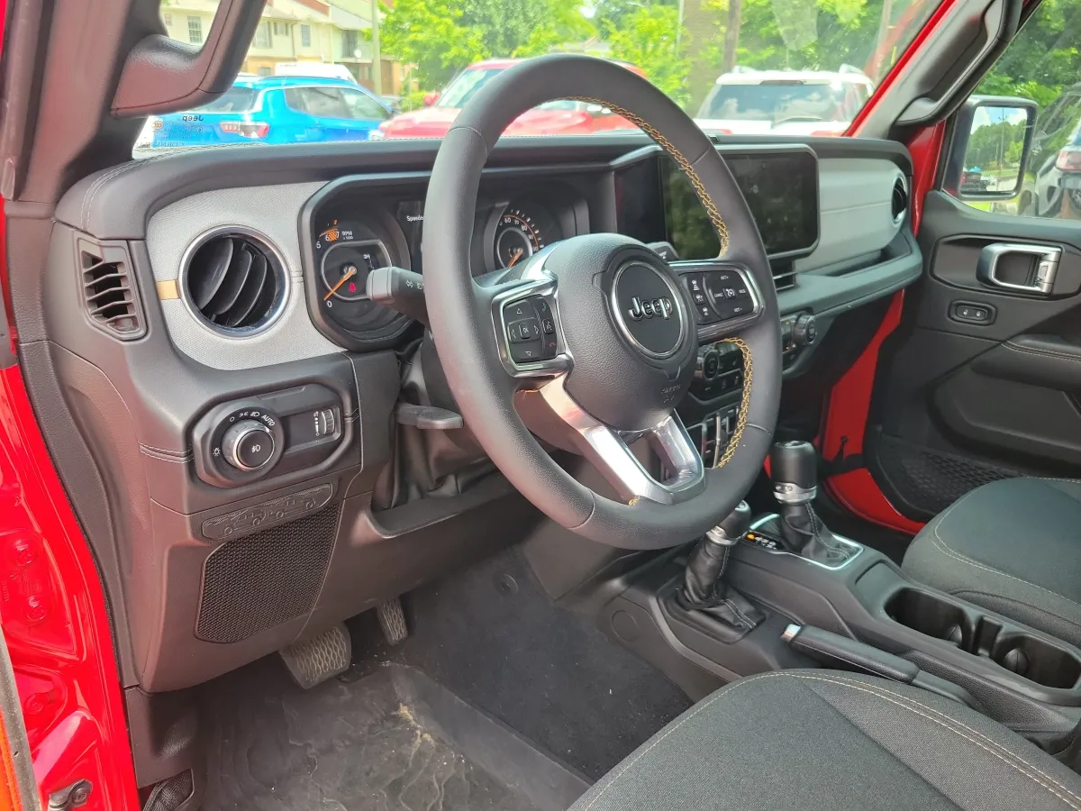 2024 Jeep Wrangler Sahara thumbnail 4