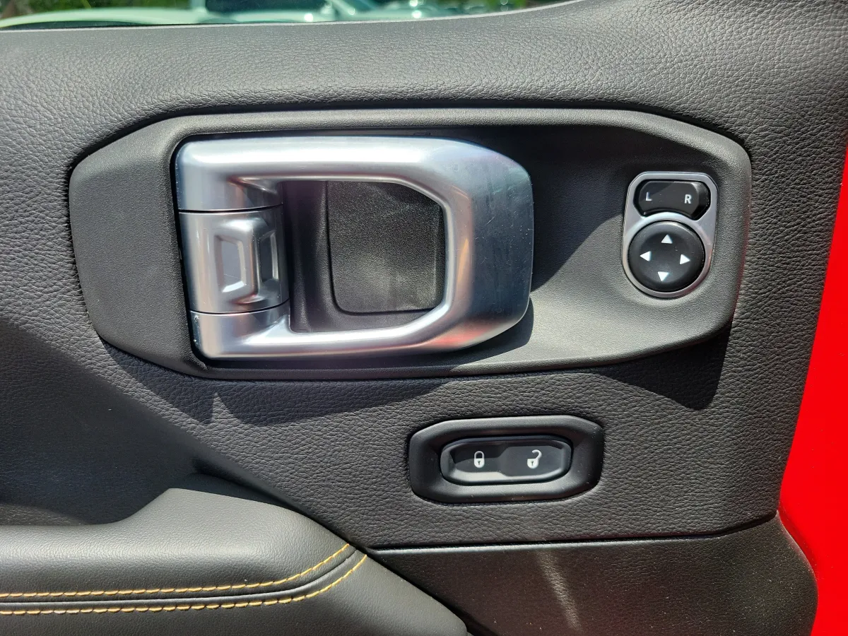 2024 Jeep Wrangler Sahara thumbnail 7