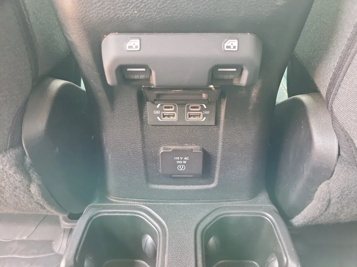 2024 Jeep Wrangler Sahara thumbnail 9