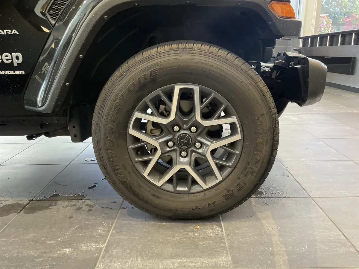 2024 Jeep Wrangler Sahara thumbnail 11