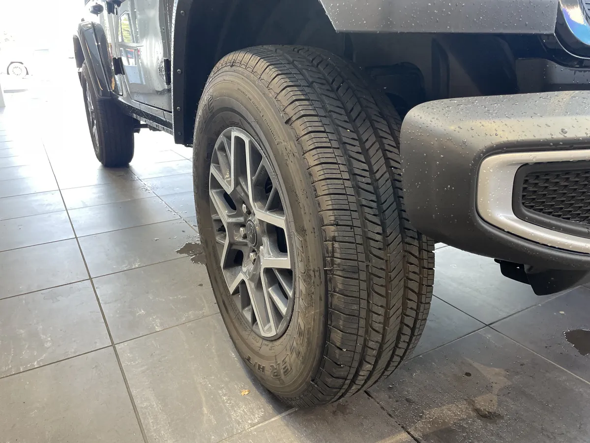 2024 Jeep Wrangler Sahara thumbnail 12