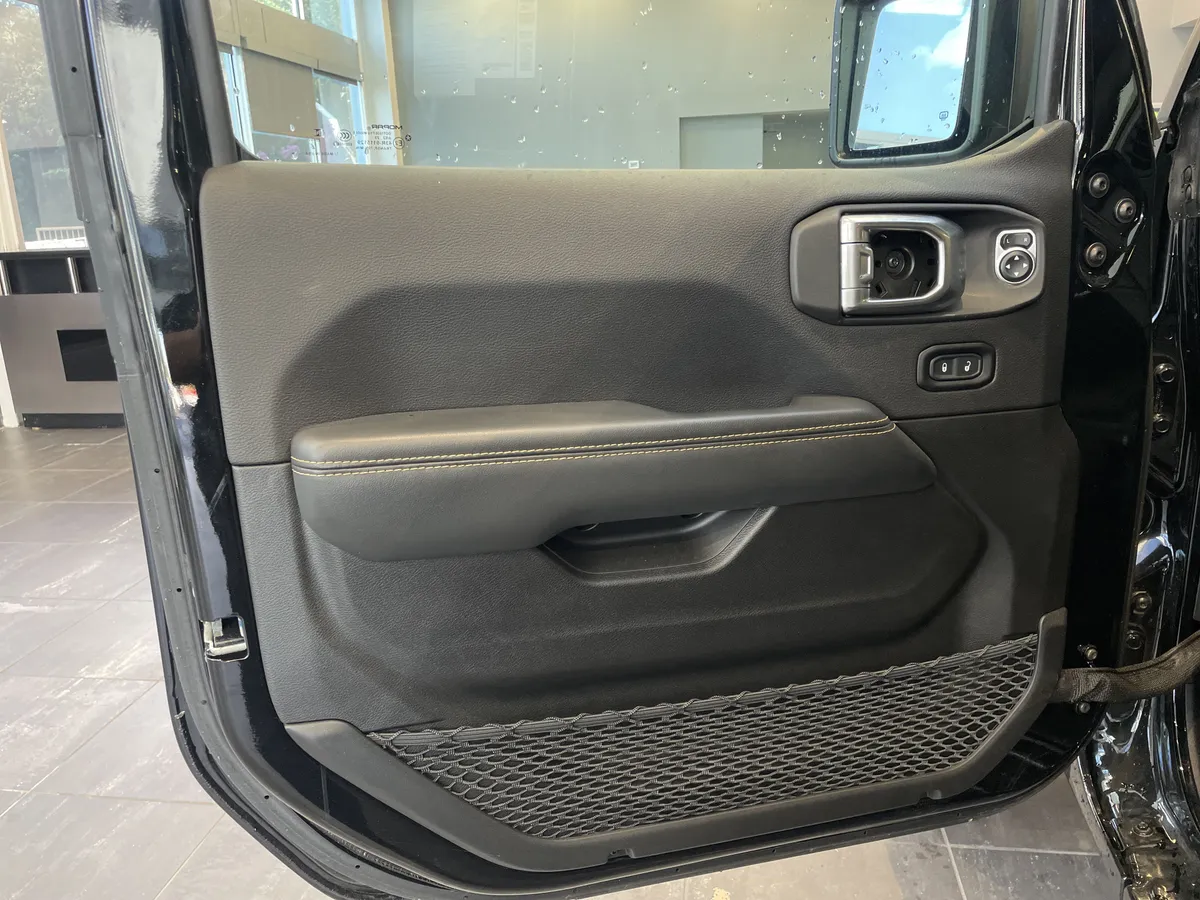 2024 Jeep Wrangler Sahara thumbnail 13