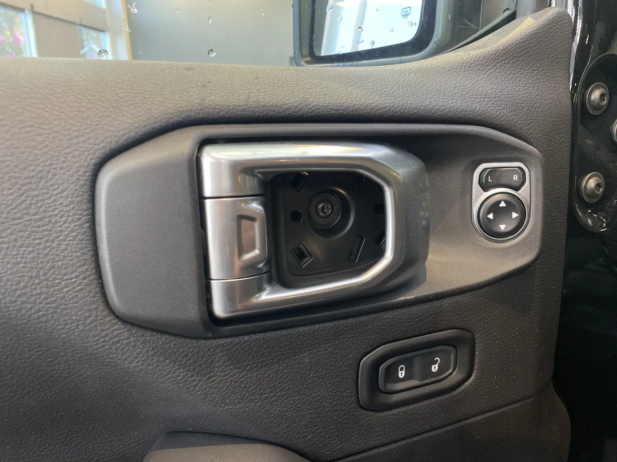 2024 Jeep Wrangler Sahara thumbnail 14