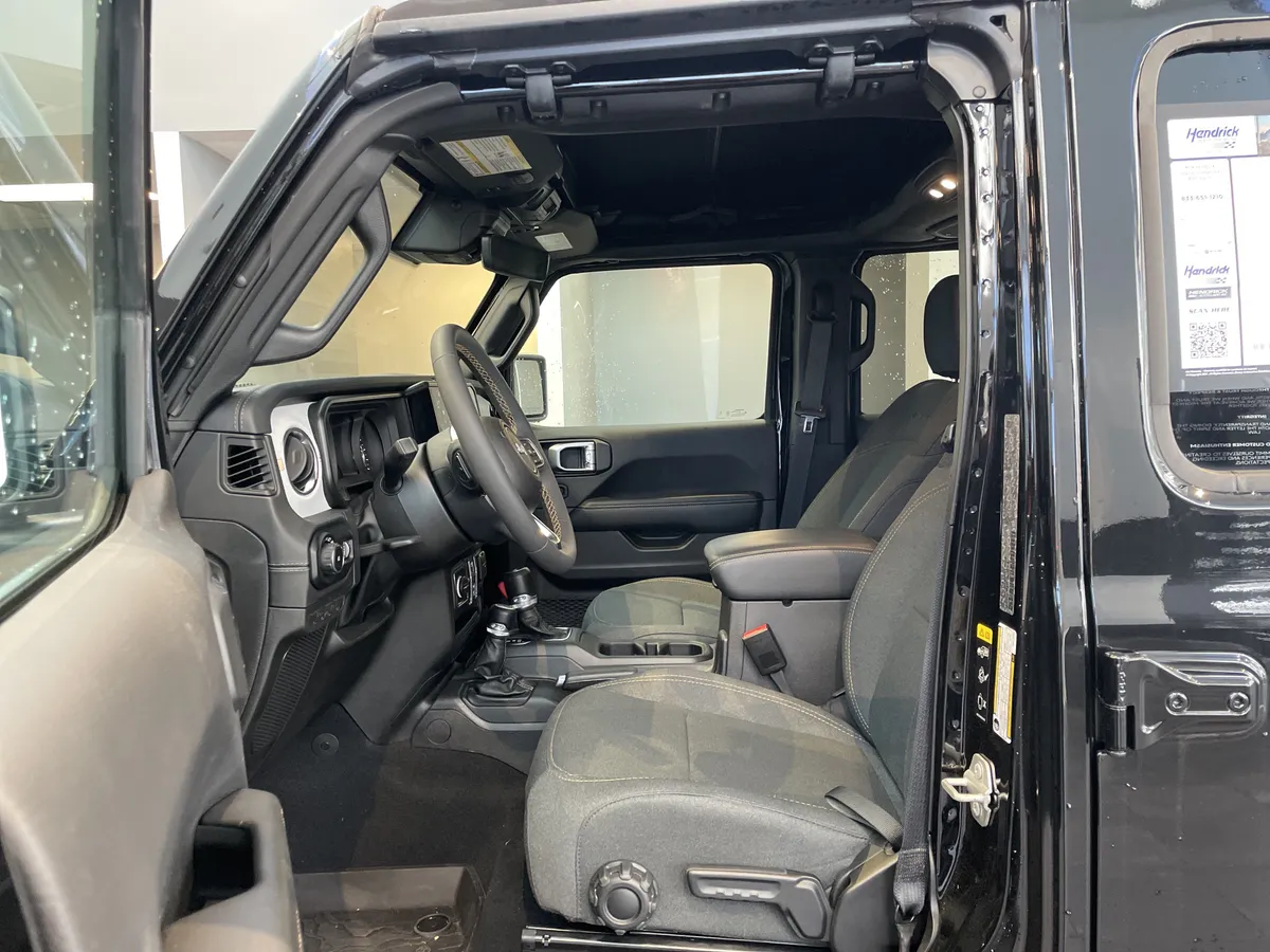 2024 Jeep Wrangler Sahara thumbnail 15