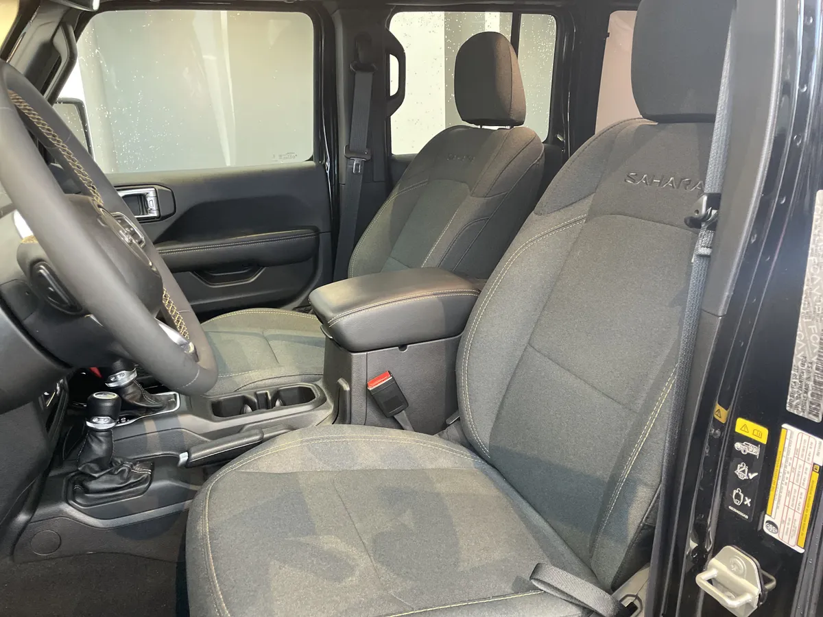 2024 Jeep Wrangler Sahara thumbnail 16