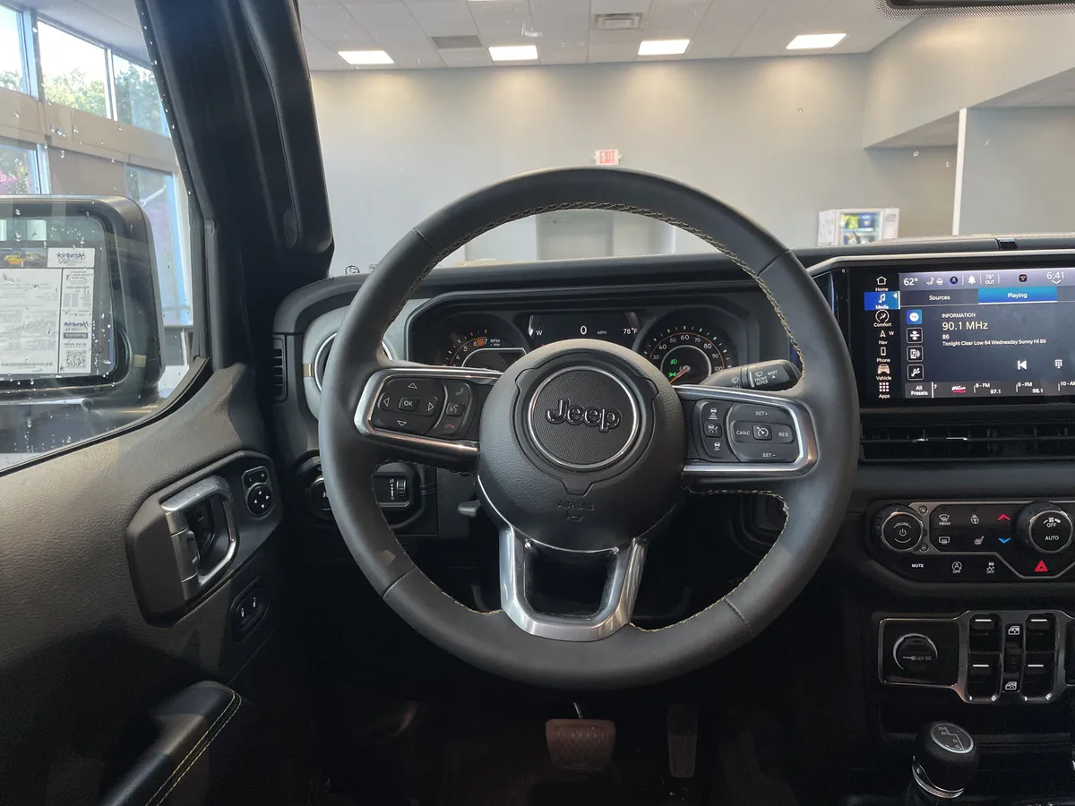 2024 Jeep Wrangler Sahara thumbnail 17